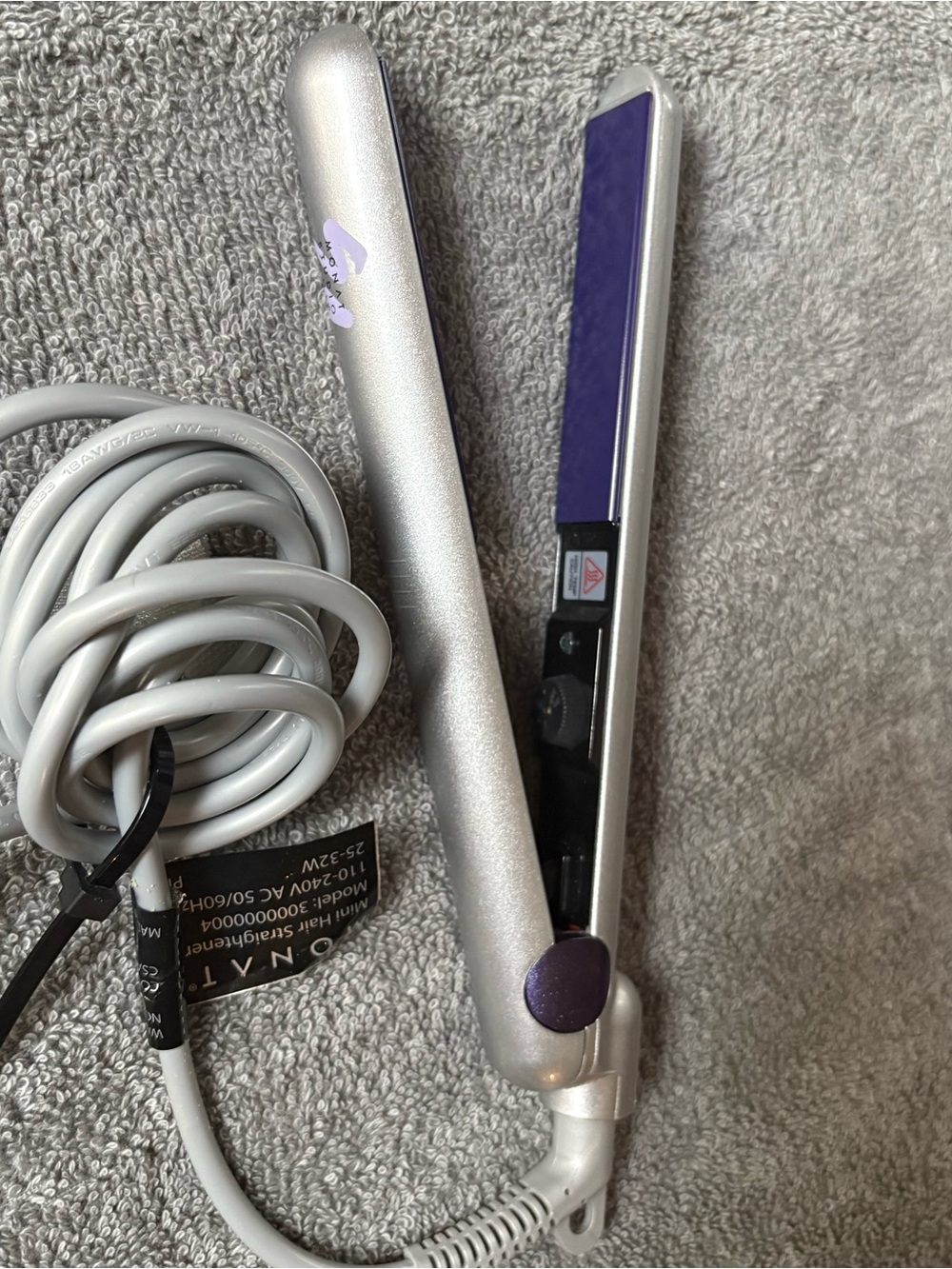 Monat studio One flat iron